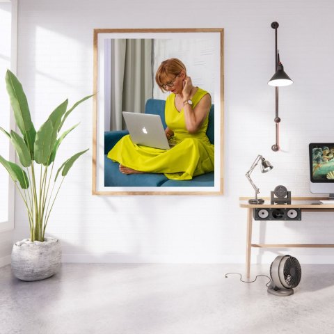 online tanfolyamot néz egy hölgy laptopon.