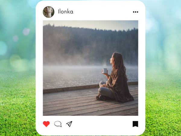 Nő ül a stégen, a tó partján és meditál