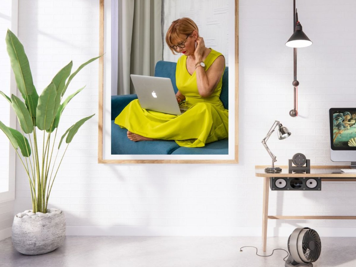 online tanfolyamot néz egy hölgy laptopon.